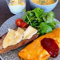 ⭐️ノアレザンのブリーチーズ、蜂蜜乗せ⭐️ハムとブリーチーズのオムレツ⭐️野菜サラダ⭐️かぼちゃのポタージュ⭐️サンゴールドキウイ乗せヨーグルト